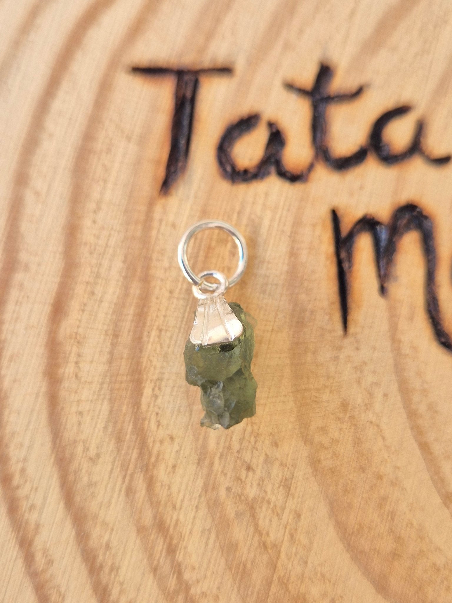 Moldavita - Piedra de Transformación y Conexión Cósmica con enganche de plata Tienda esotérica Málaga - La Tienda de Tata Magic: tienda Esotérica en Málaga